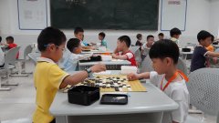小棋手们沉下落子、静心对